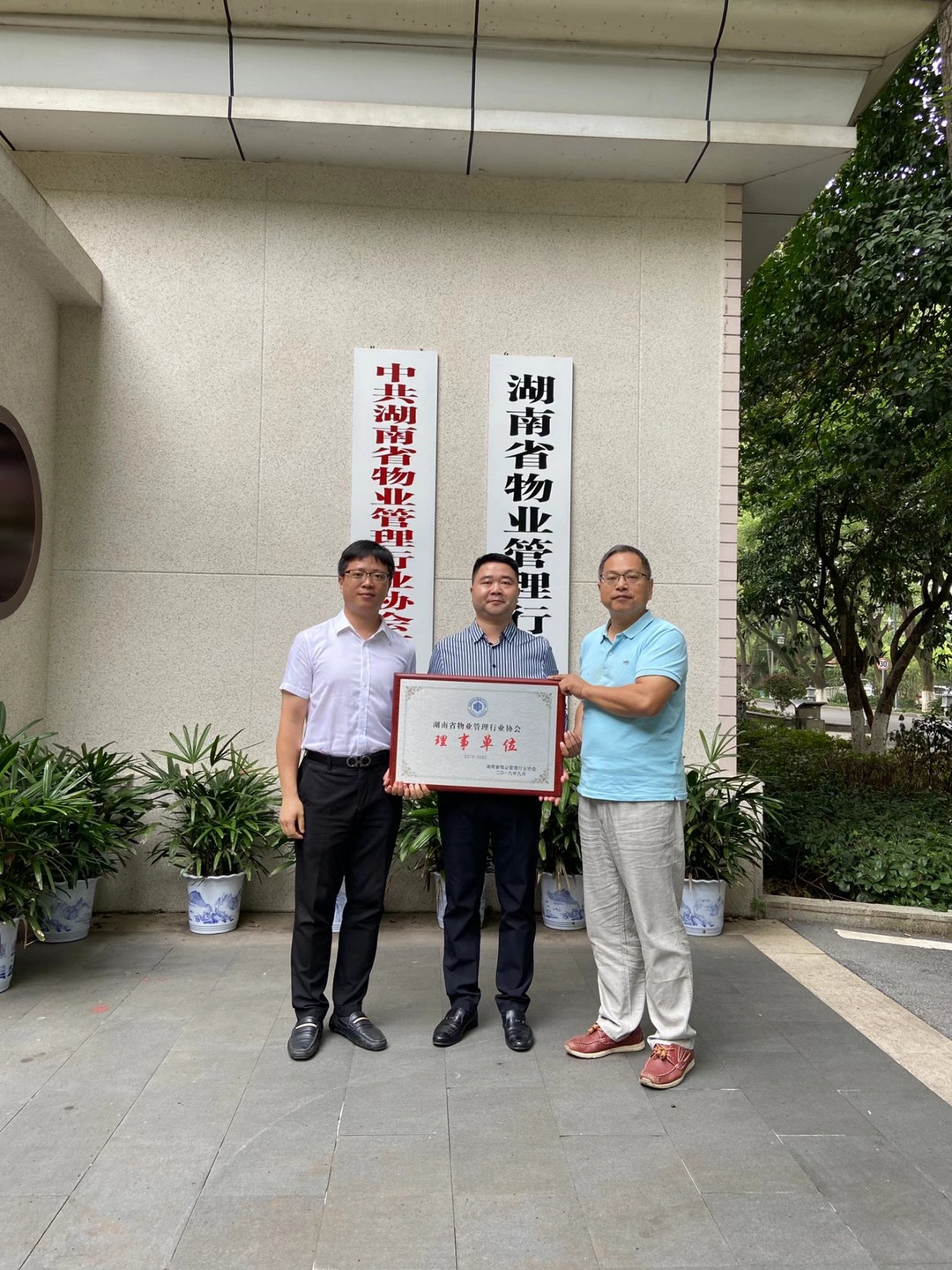 湖南怡美環境管理發展有限公司,湖南物業保潔服務，商場保潔,石材護理價格,市政環衛,駐場保潔